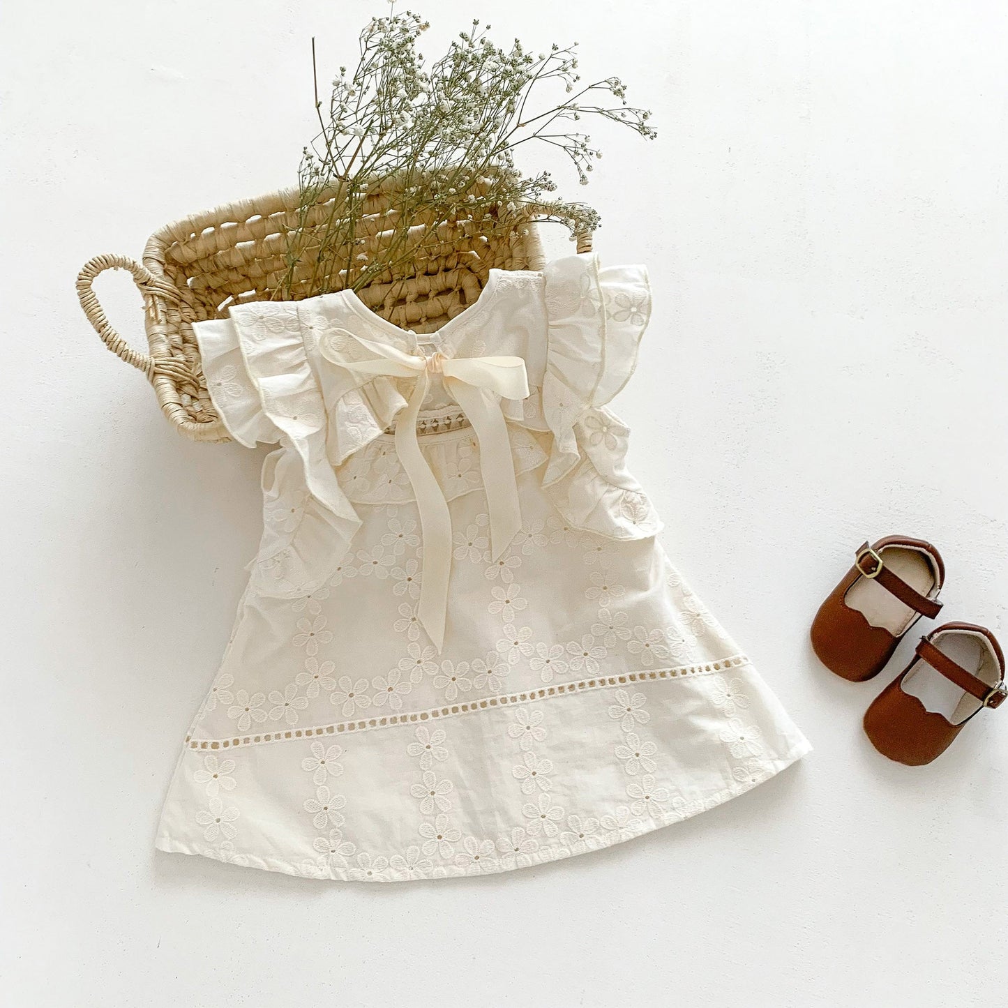 Vestido bebé niña en color crema con flores bordadas│Cream-colored baby girl dress with embroidered flowers