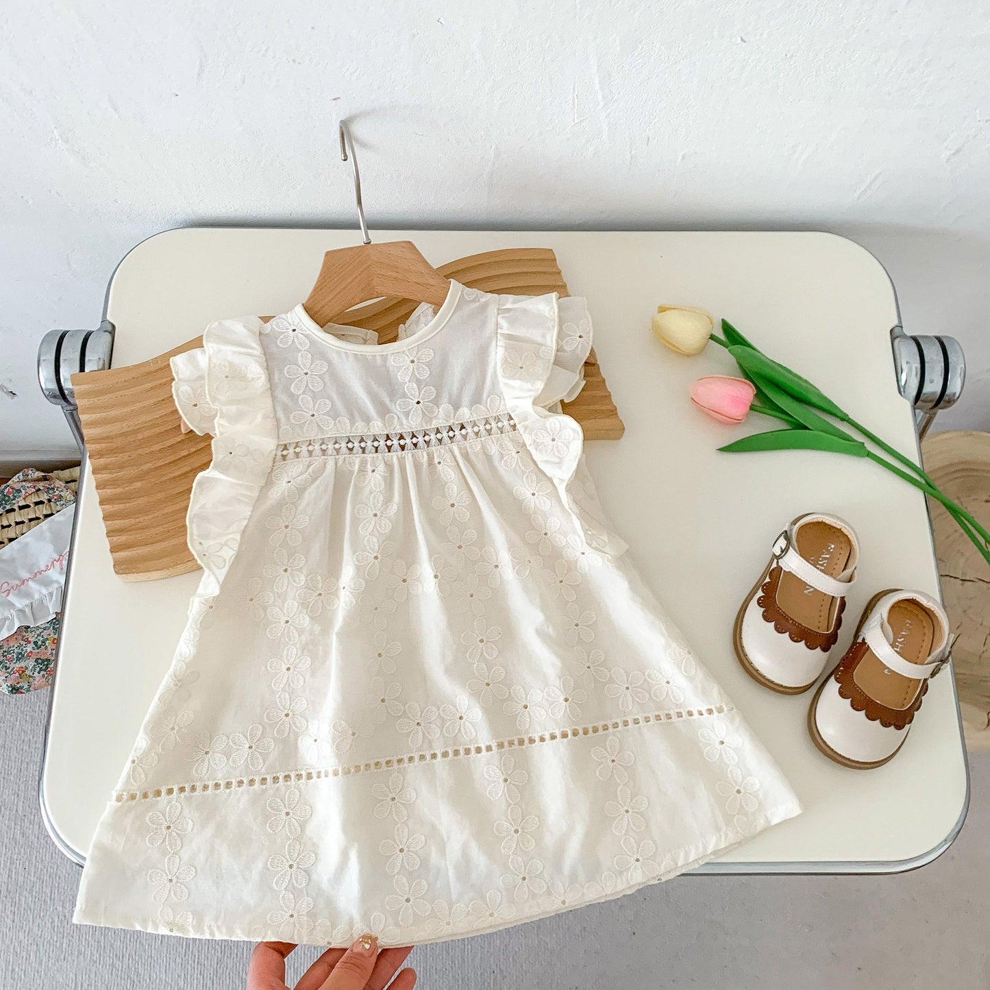 Vestido bebé niña en color crema con flores bordadas│Cream-colored baby girl dress with embroidered flowers