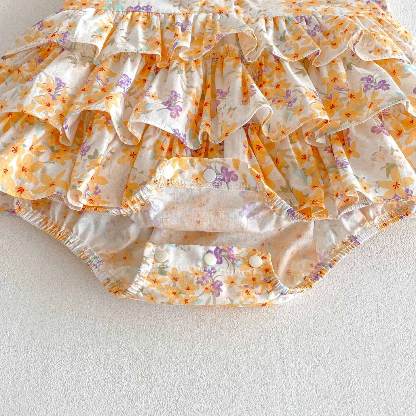 Body Bebé con Volantes y Estampado Floral – Sin Mangas ❘ Sleeveless Baby Bodysuit with Ruffles and Floral Print