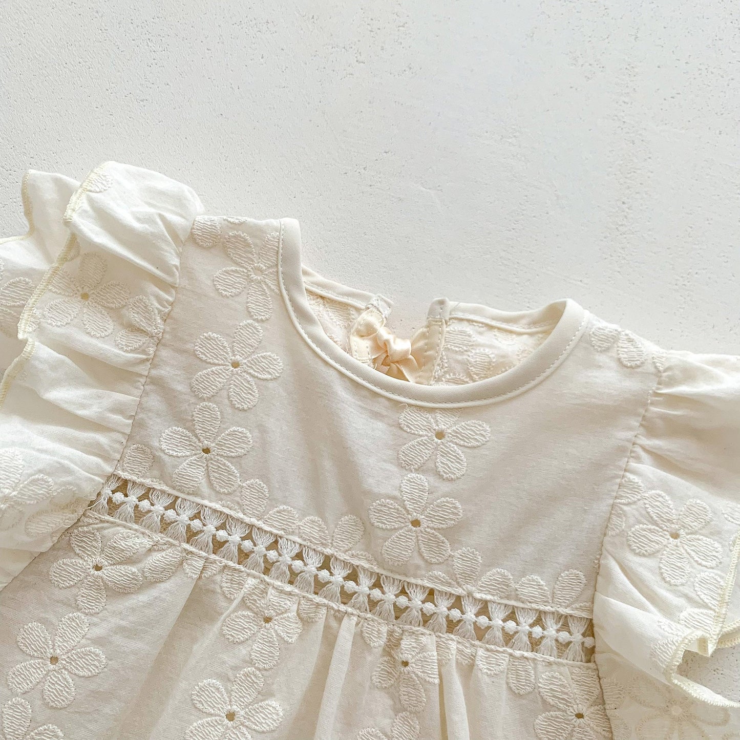 Vestido bebé niña en color crema con flores bordadas│Cream-colored baby girl dress with embroidered flowers