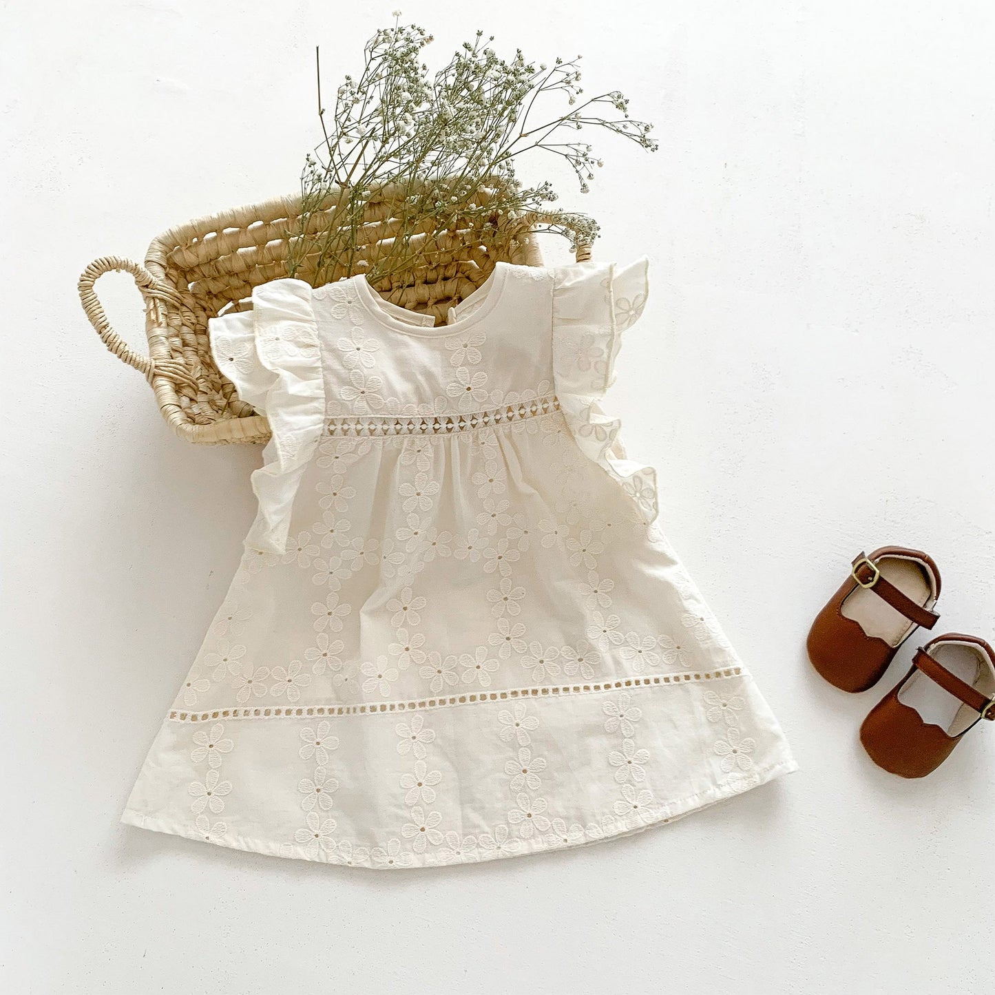 Vestido bebé niña en color crema con flores bordadas│Cream-colored baby girl dress with embroidered flowers