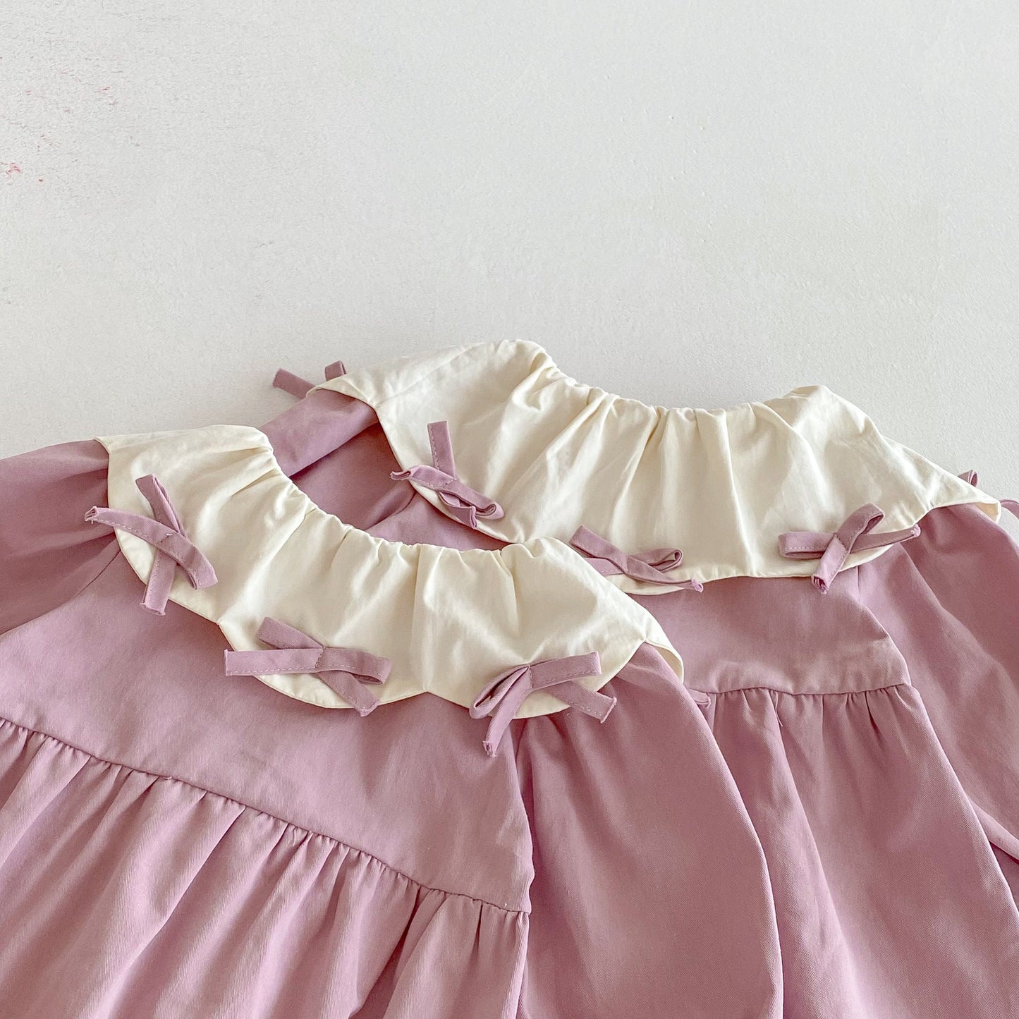 Conjunto para hermanitas – Vestido y Body Lila con Moñitos de Mariposa  ❘ Sister Set – Lilac Dress and Bodysuit with Butterfly Bows